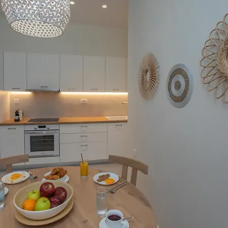 Anemelia Luxury
